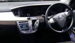 57b51bd0aa372-daihatsu-sigra-dengan-transmisi-di-tengah-dasbor_663_382