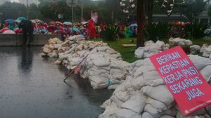 142542_990864_bidan_desa_demo_hujan
