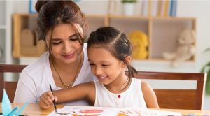 002414500_1475665713-20150929203241-mom-drawing-with-daughter