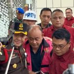 Kejaksaan Agung (Kejagung) menahan eks Kepala BGN Dadan Hindayana. Bersamanya, Kejagung juga menahan dua eks Wakil Kepala BGN Lodewyk Pusung dan Sony Sonjaya.