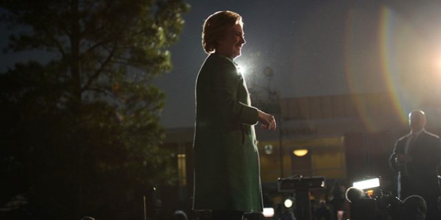 Hillary Clinton di Atas Angin
