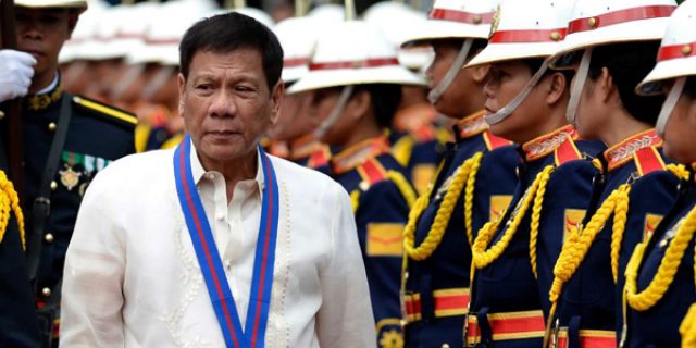 Sambil Pamer Jari Tengah, Duterte: Persetan dengan Anda