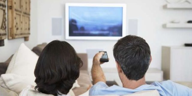 WASPADA!! Berlebihan Menonton TV Bisa Tingkatkan Risiko Bekuan Darah