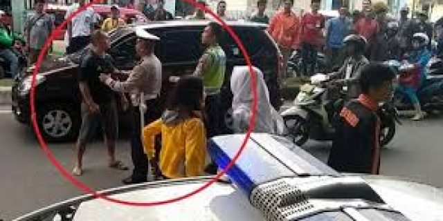 Aksi Anggota TNI Tinju Wajah Polisi Ditonton Warga