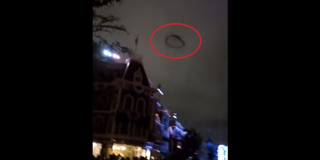 Misteri “Pintu Gerbang Alien” di Langit Disneyland Terkuak