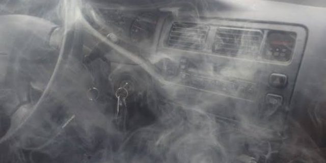 Ini 4 Cara Menghilangkan Bau Rokok di Kabin Mobil