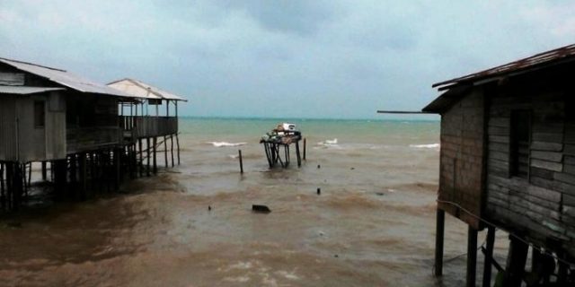 20 Rumah di Kawasan Pantai Muara Air Haji Pesisir Selatan Rusak Diterjang Gelombang